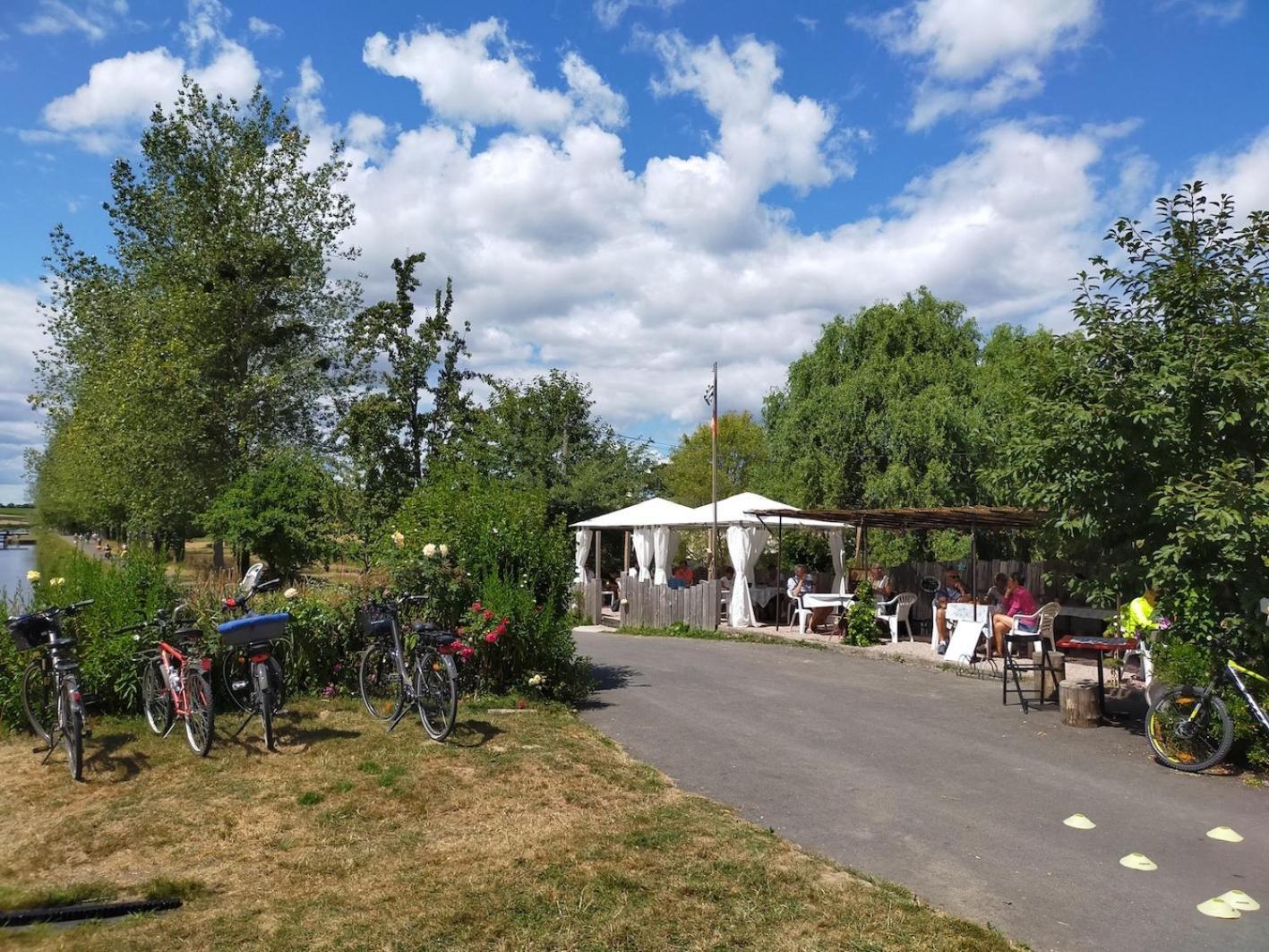Ille Flottante, Maison Eclusiere Et Hebergements Insolites Sur Le Canal Hédé Buitenkant foto